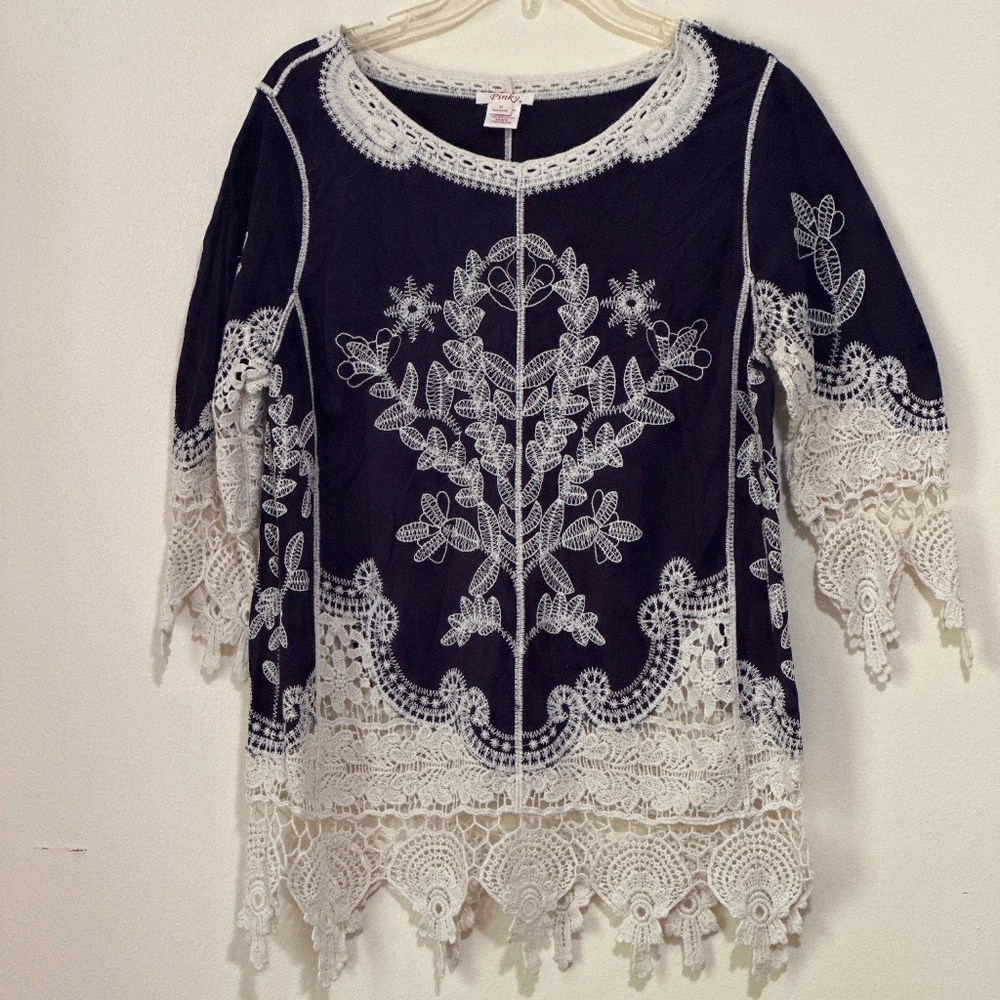Women Blouse Tops M Embroidered 3/4 Raglan Sleeve Lace Scalloped Trim Navy Blue